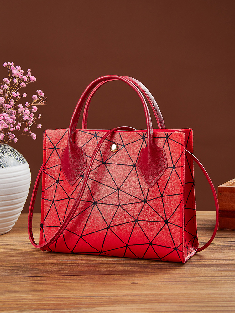 2021 Fashion Women's Bag Trend Snake Pattern Solid Color Practical Shoulder Bag display picture 5