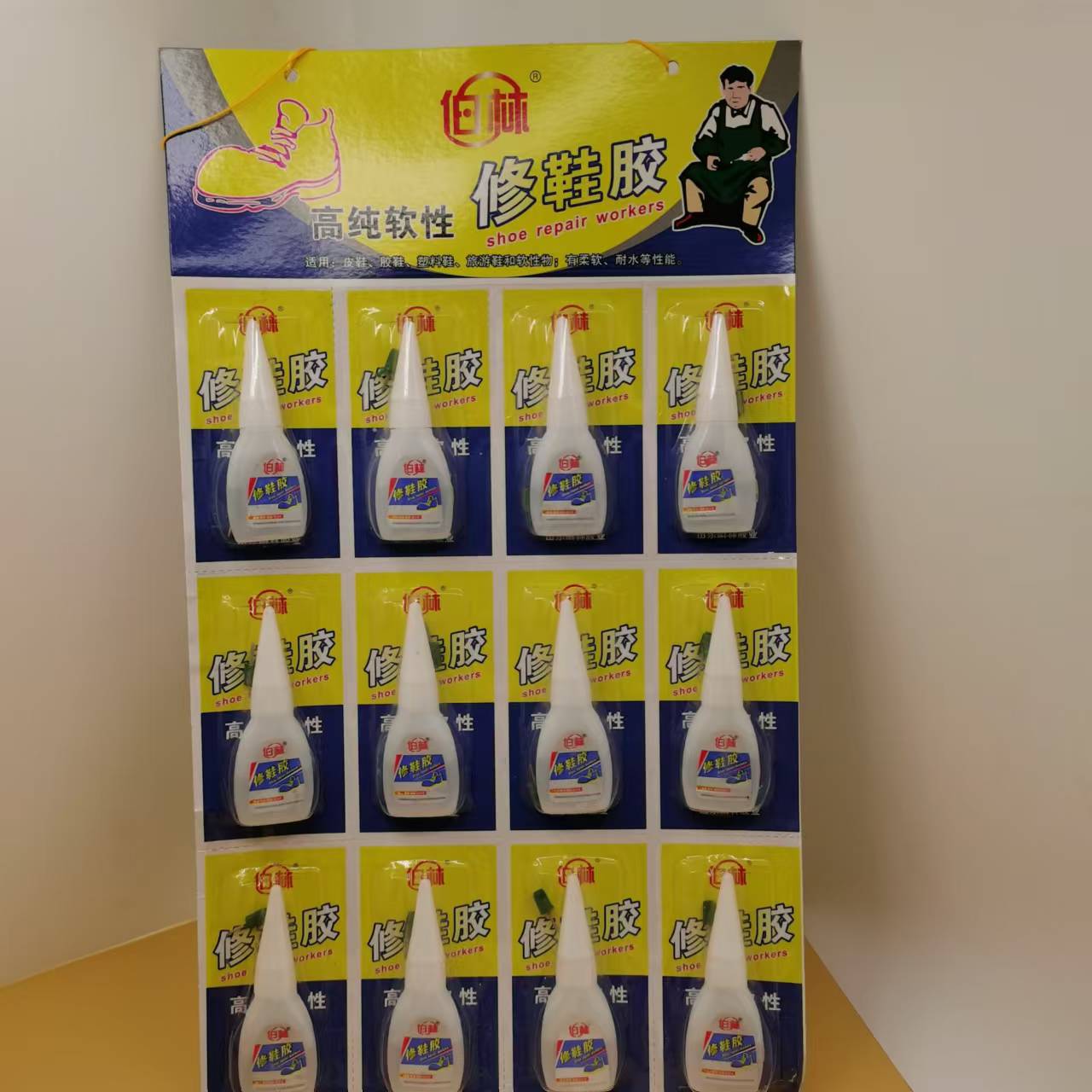 柏林修鞋胶  一箱30板 一板12支    一箱6kg左右