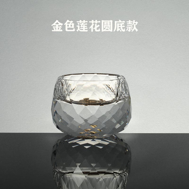 둥근 다이아몬드 표면의 황금 연꽃 컵