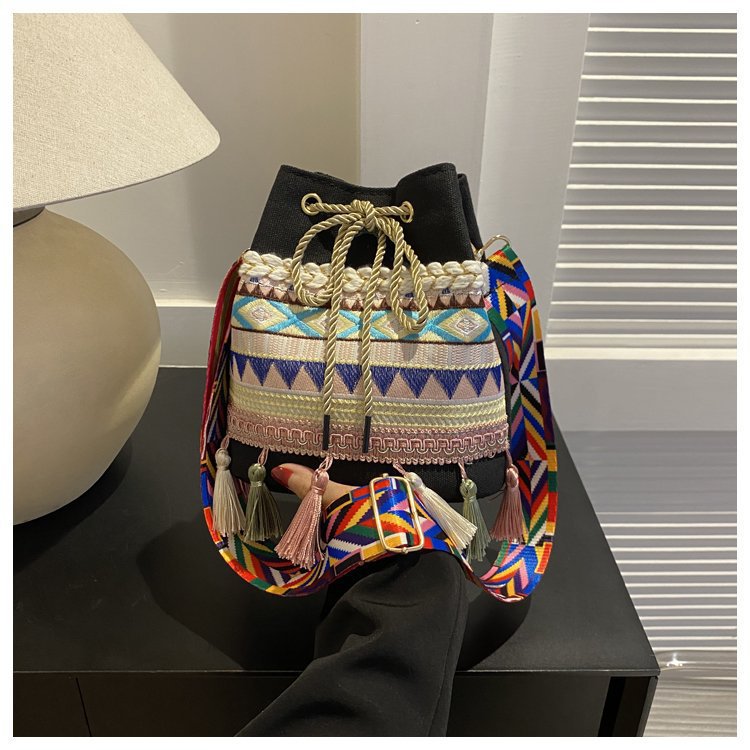 Women's Medium Canvas Geometric Ethnic Style Tassel String Bucket Bag display picture 94