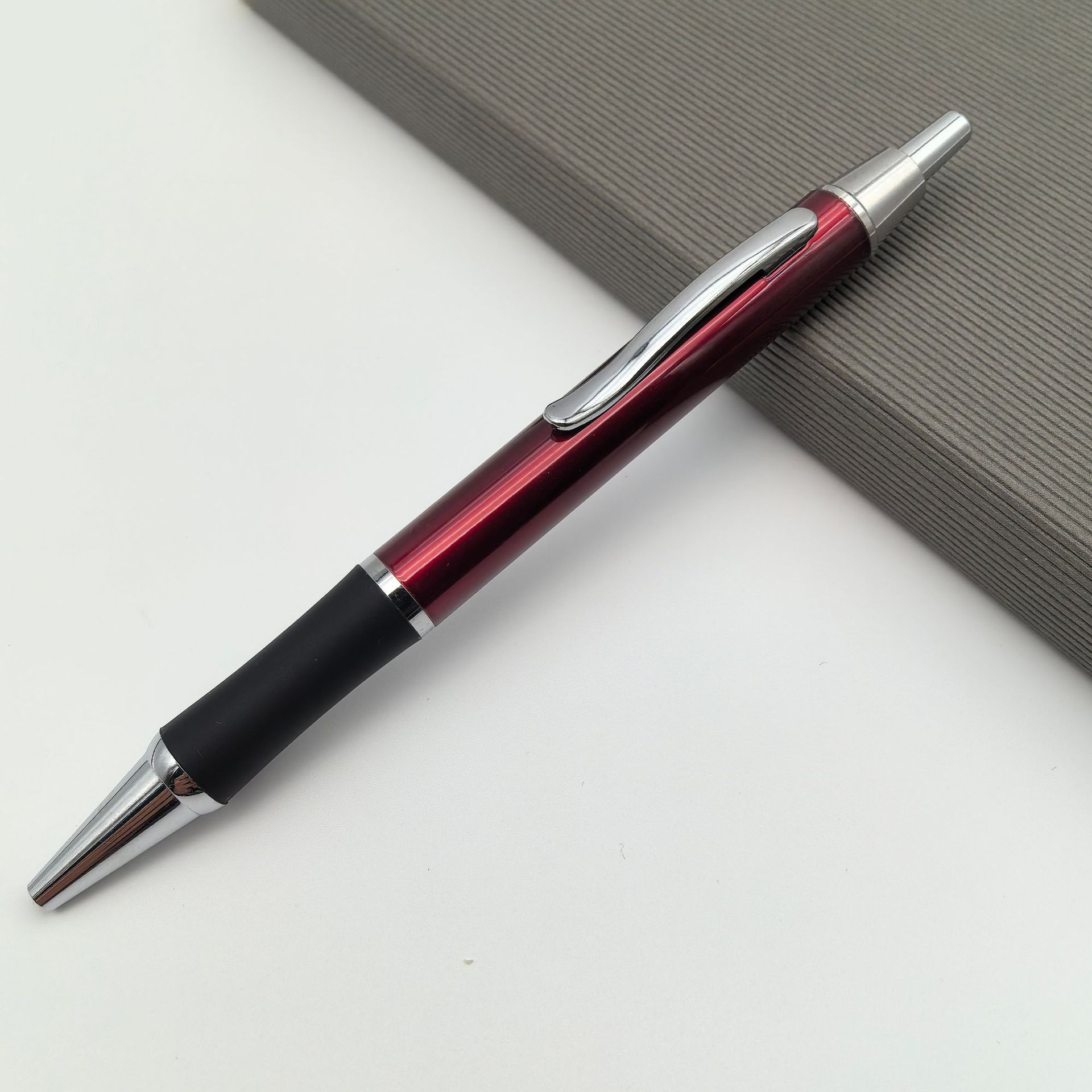 Metal personalizado pulsador antideslizante silicona cubierta bolígrafo bolígrafo de regalo de negocios bolígrafo de firma bolígrafo de conferencia