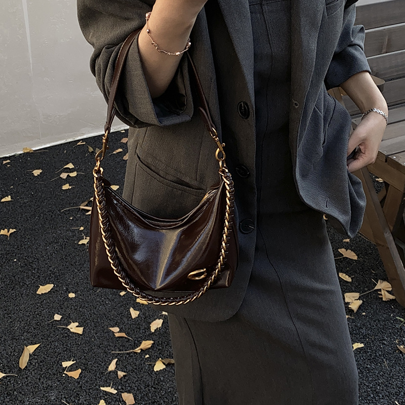 Bolso de alta sensación de mujer 2025 nuevo nicho de cadena brazaleta bolso súper caliente universal bolso de hombro
