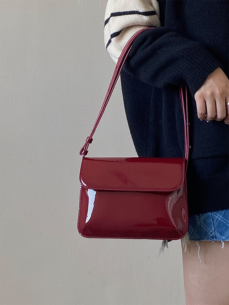 Retro burgundy one-shoulder bag, glossy fashionable underarm bag, universal handheld shoulder bag