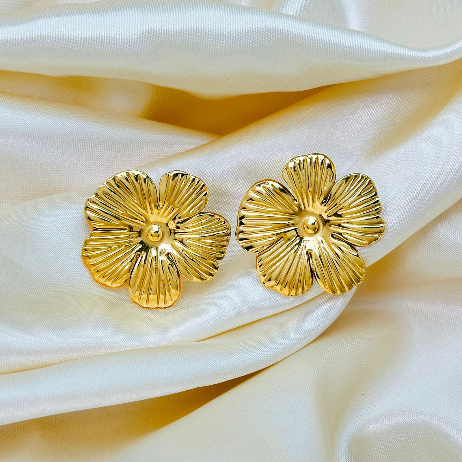 Pendientes de acero inoxidable a rayas cuadradas de tendencia de alta gama transfronteriza europea y americana Pendientes de 18K de lujo ligero para mujer al por mayor