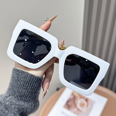 2025年男性と女性向けのファッショナブルなスクエアフレームサングラス、夏の外出用のインターネットセレブ、多用途のハイエンドチェーンサングラス、UV保護