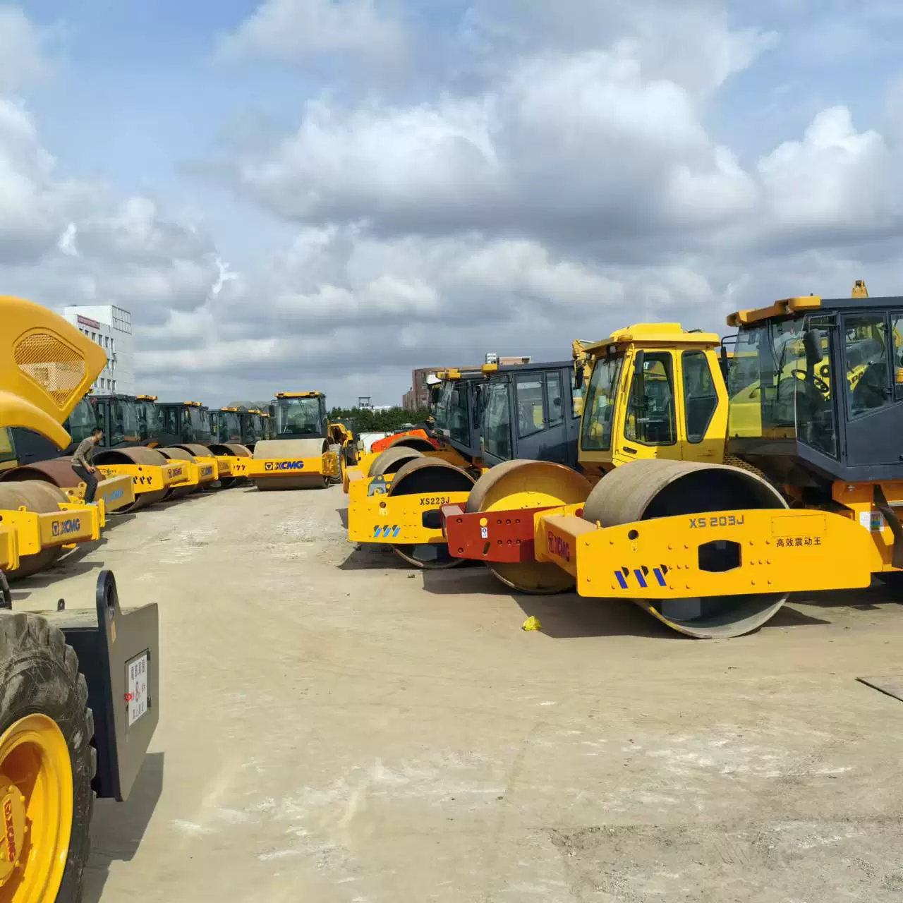 Новый китайский вибрационный каток XS223J б/у