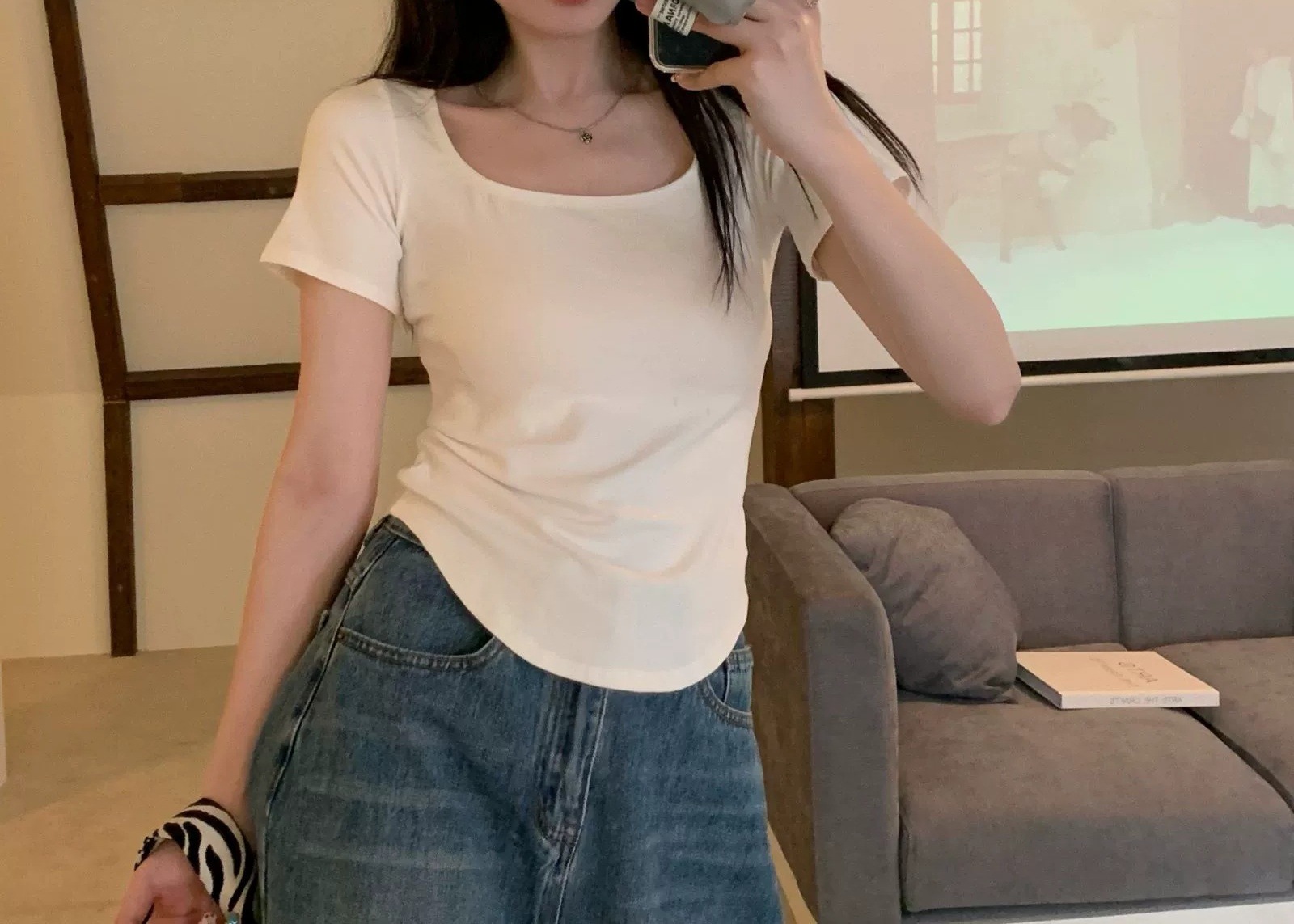 Pure desire niche white short sleeved t-shirt for women in summer 2024, new style with front shoulders to cover the_voghion.com