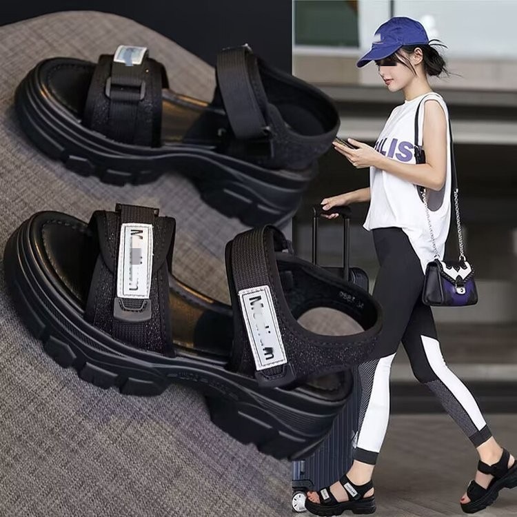 Sandalias deportivas para mujeres 2026 nuevo verano versátil muffin pendiente de fondo grueso y moda para usar zapatos de playa para mujeres
