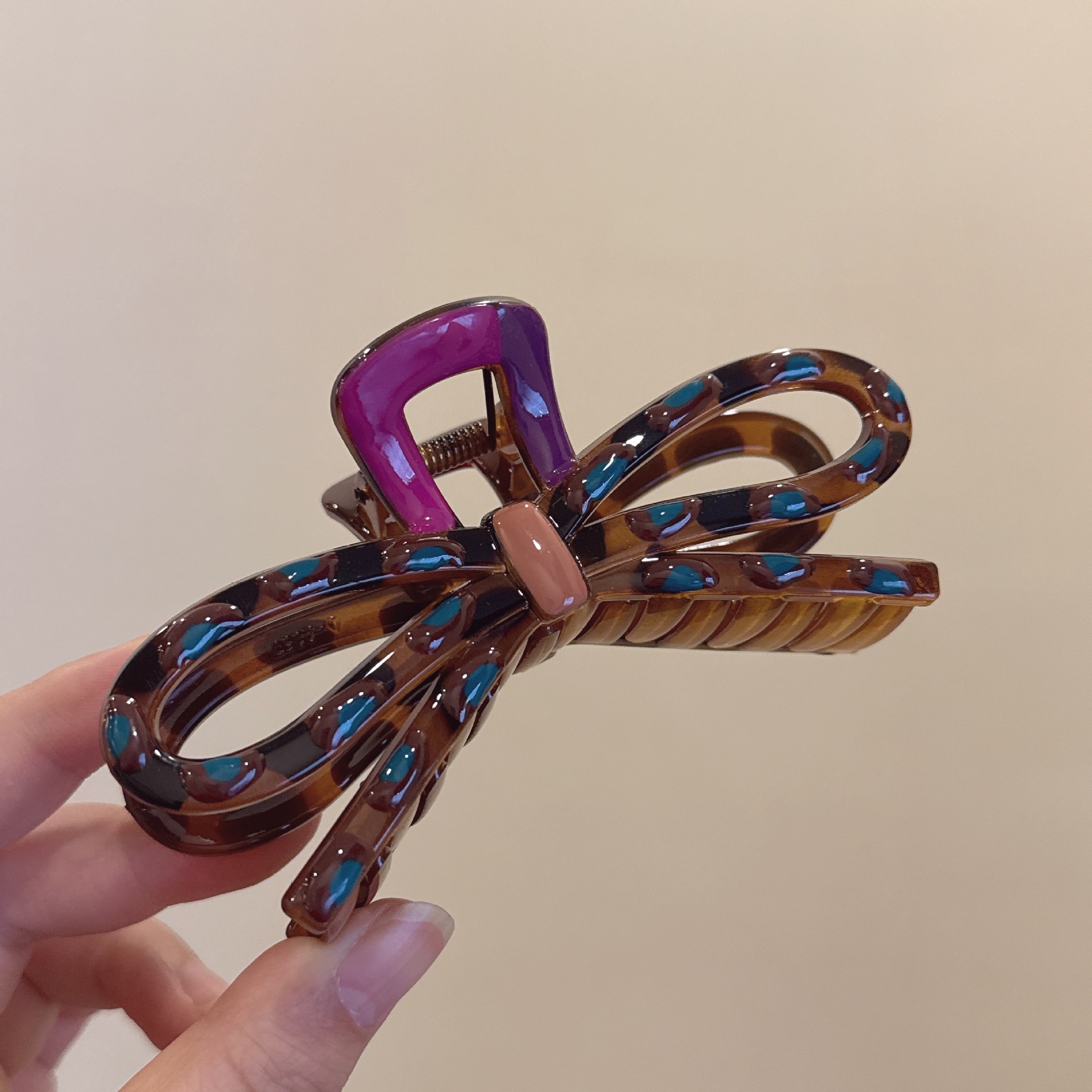 Contrast blue bow gripper