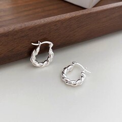 順源S925純銀麻花イヤリング女性個性シンプル耳飾りファッション軽贅沢デザイン感光沢面ツイストアクセサリー