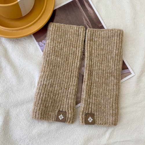 Korean fingerless gloves new for autumn and winter, solid color Dongdaemun versatile single-color gloves, warm wrist protection, split finger design.