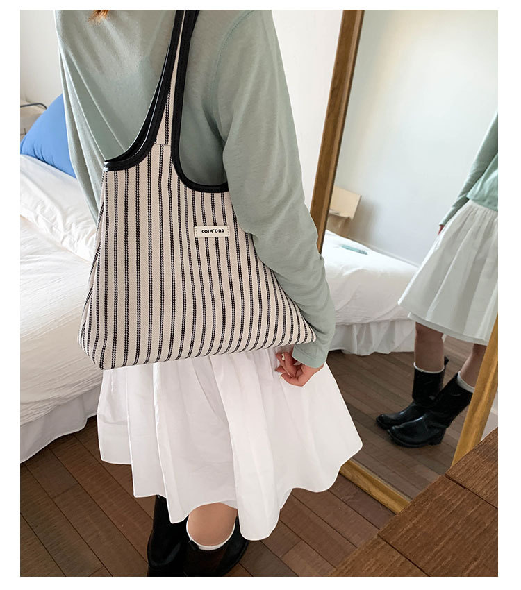 2025 Casual Commuter Tote bag, women's niche striped simple and fashionable hand-held shoulder bag, large-capacity underarm bag undefined