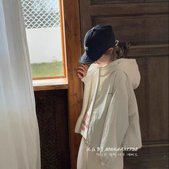 女の子の夏の薄いタイプの2025新型の日焼け止め服の中で子供は紫外線を防ぎます。