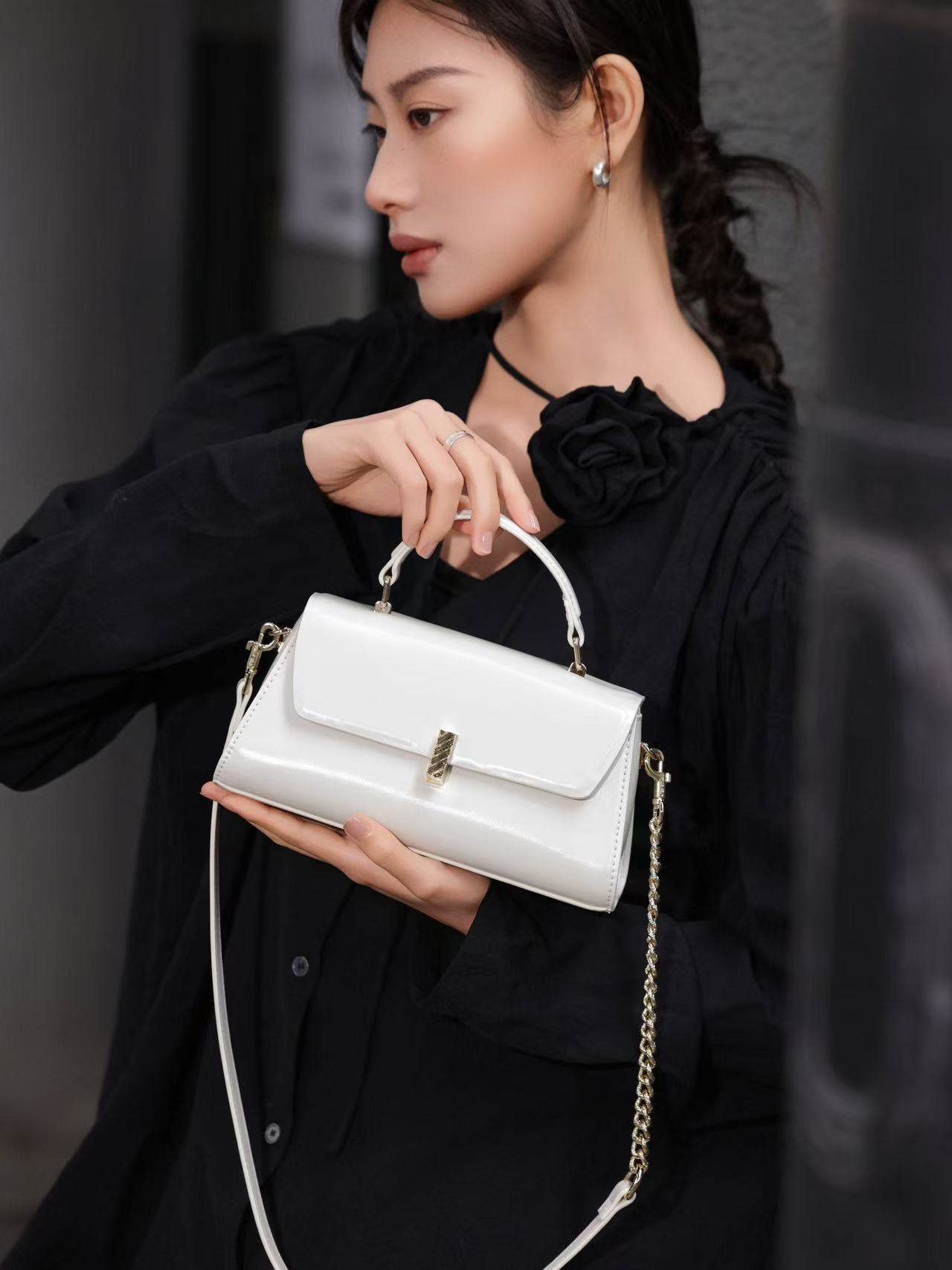 Bolso de mujer Carmel 2025 bolso de mano diagonal primavera - verano moda de cadena, barra de oro diagonal, nueva Alta Gama