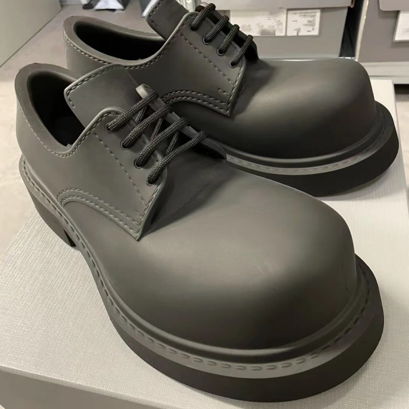 Zapatos de cuero derby con punta grande de Mickey del mismo estilo para hombres y mujeres 2025 primavera y verano nuevo estilo con cordones punta redonda tacón grueso zapatos de suela gruesa de caña baja