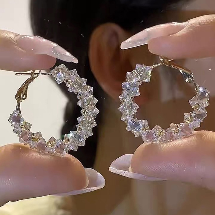 Pendientes rojos de la red de la red de la nueva moda simple, temperamento, orejas súper parpadeantes de todo fósforo, pendientes de círculo de cristal de personalidad japonesa y coreana