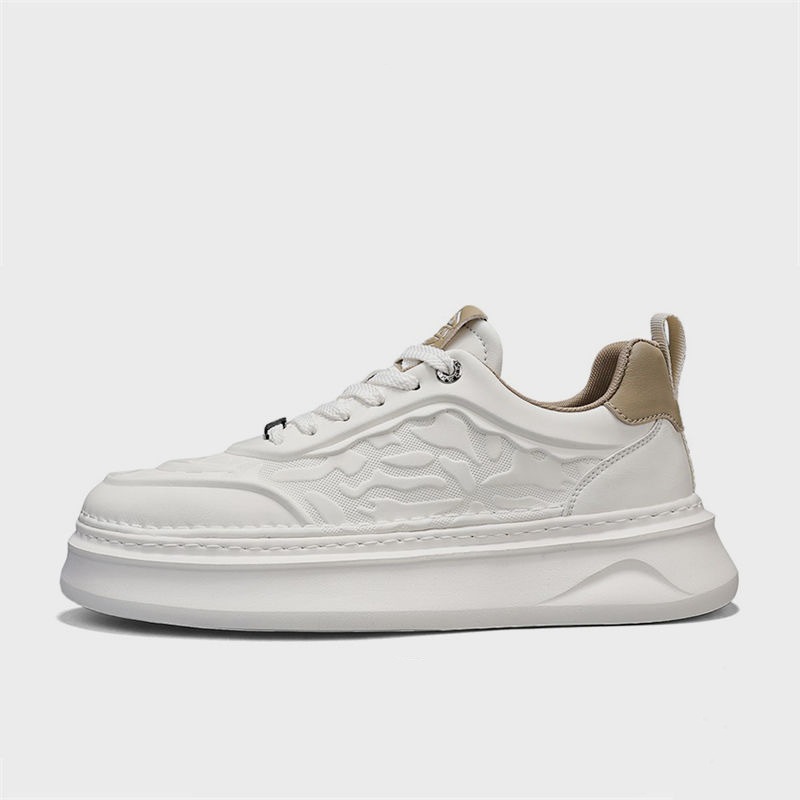 2025 verano nuevos zapatos de hombre pequeños zapatos blancos de moda masculinos versátiles coreanos cómodos zapatos de skate casuales deportivos