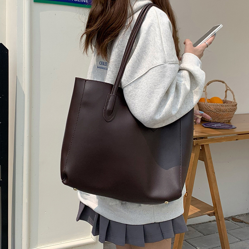 Women's Large Pu Leather Solid Color Classic Style Magnetic Buckle Tote Bag display picture 1