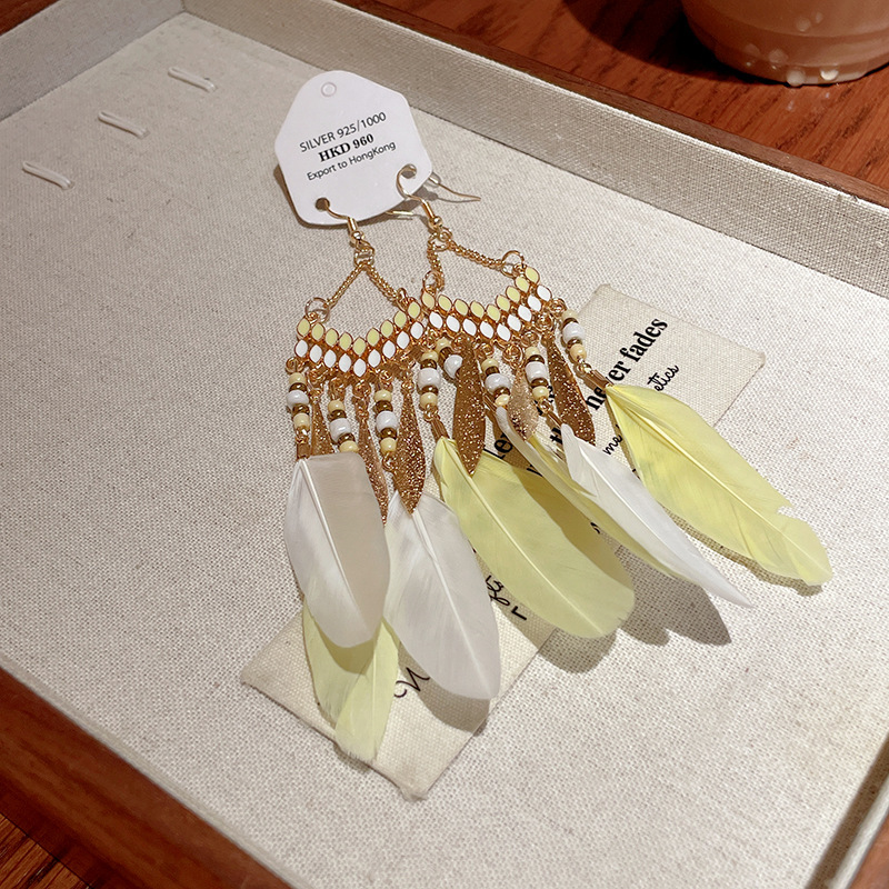 Pendientes con borlas de plumas de colores bohemios, ganchos para las orejas de temperamento de estilo étnico de nicho, pendientes de todo fósforo de alta calidad al por mayor