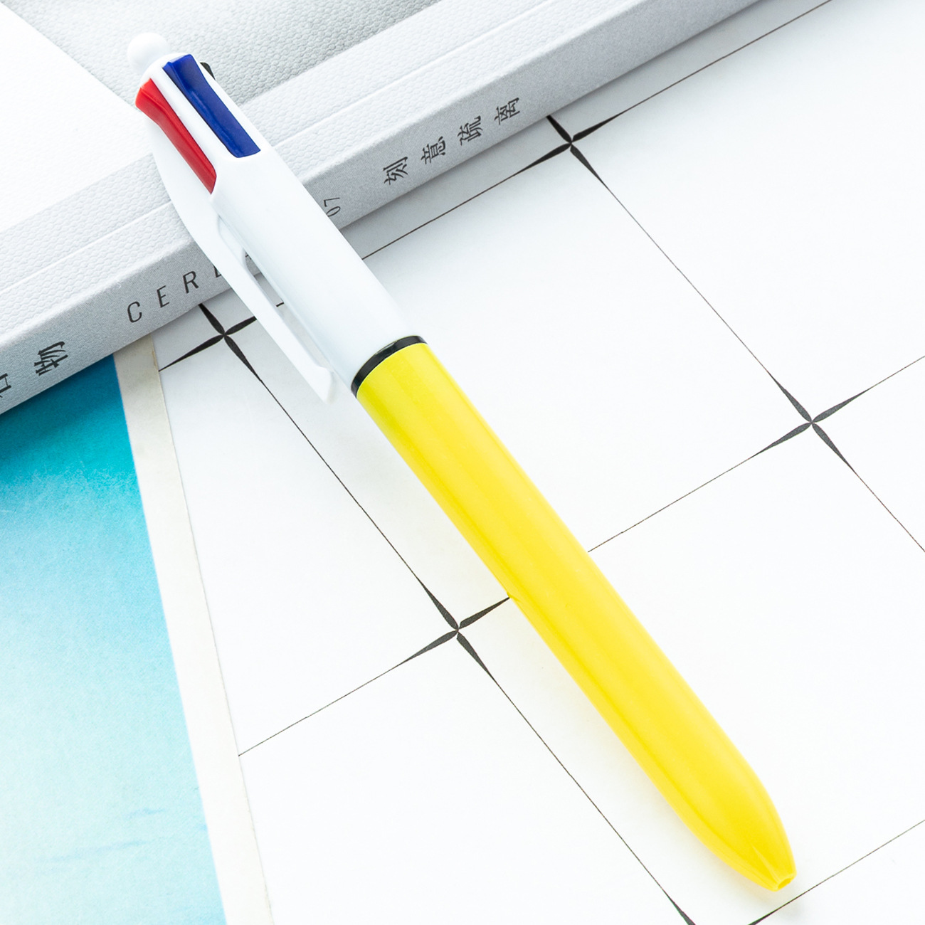 Oficina de aprendizaje de papelería multi-color de la pluma cuatro-en-una mano cuenta trazo clave marcado bolígrafo de plástico bolígrafo