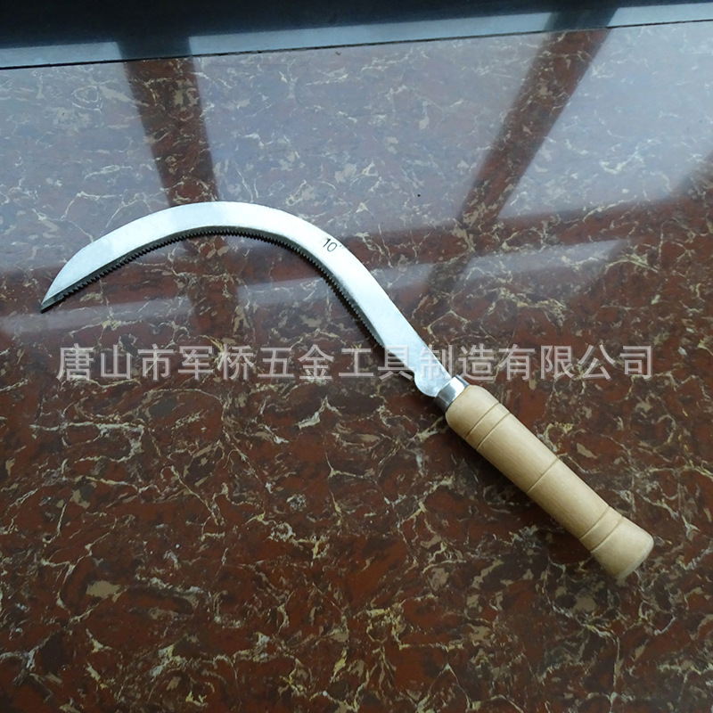 批发中东市场小月牙锯齿镰刀木柄镰刀收稻谷锰钢短柄锯齿镰刀
