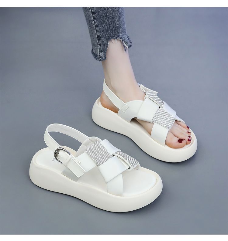 Zapatillas frescas de fondo grueso para mujeres 2024 verano nuevo estilo de ropa exterior altura de fondo suave pisar mierda sensación de zapatillas de playa muffin