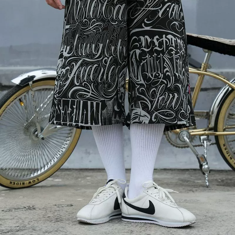 Модные свободные штаны в стиле хип-хоп с короткими рукавами в американском чикано-мексиканском стиле, трендовый хит продаж