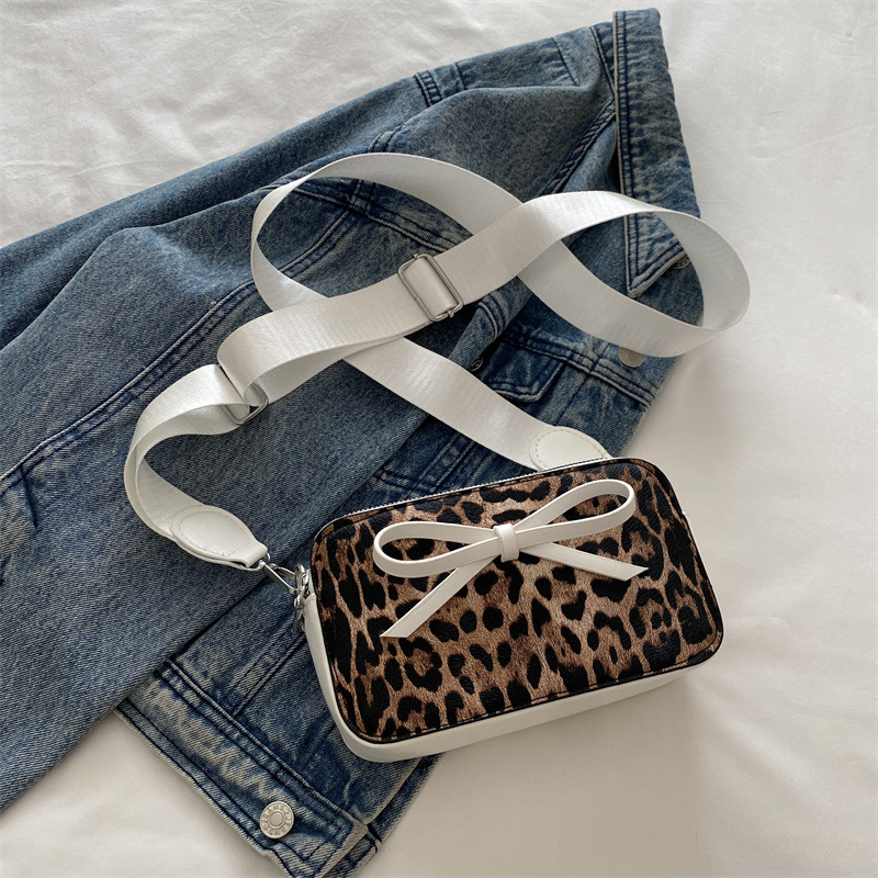 Bolso bandolera de un solo hombro rojo de moda bowknot 2024 invierno nuevo salvaje ins popular de este año pequeño bolso cuadrado marea