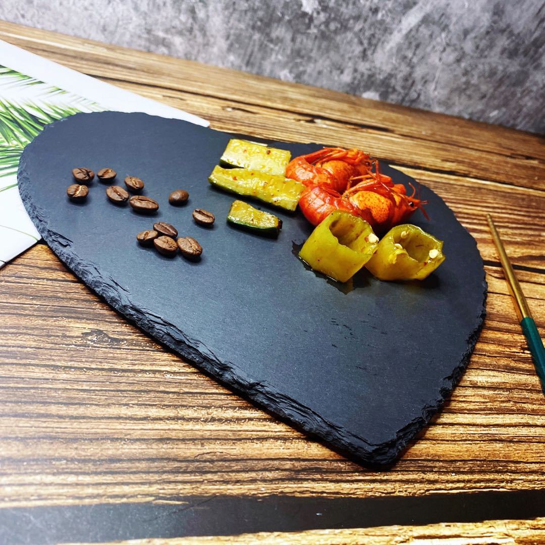 Estilo europeo y Americano natural en forma de corazón negro Placa de pizarra Placa de barbacoa Placa de roca de amor Placa de filete vajilla placa de piedra