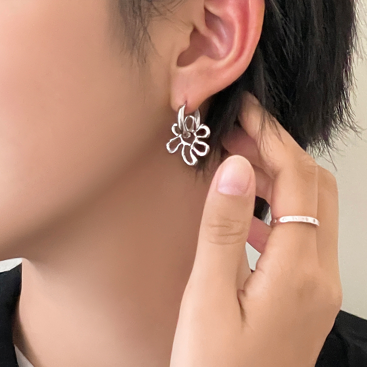 925 Silver Needle Hollow Flower Pendant Earrings Women's Exquisite All-match High-end Elegant Elegant Earrings Autumn and Winter Fashion Earrings