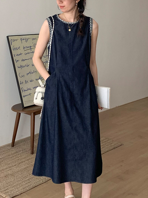 Qadın üçün qolsuz cins paltar, yay üçün uzun model