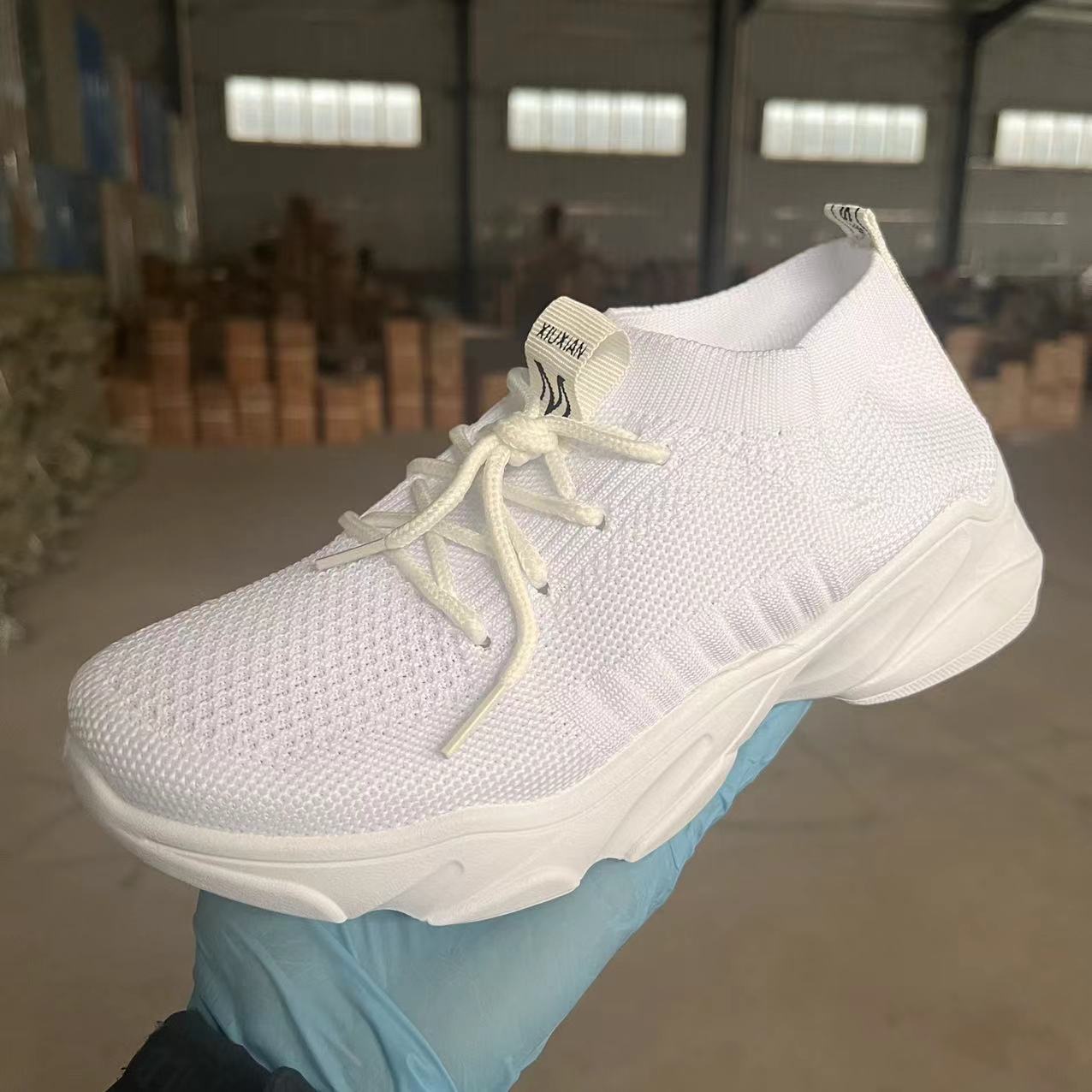 Un nuevo tipo de zapatos casuales de tejido de mujer, zapatos deportivos suaves cómodos, zapatos escolares ligeros de moda, zapatos blancos.