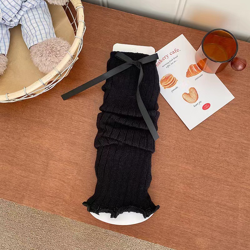 측면 - 검정색 배경에 검정색 매듭