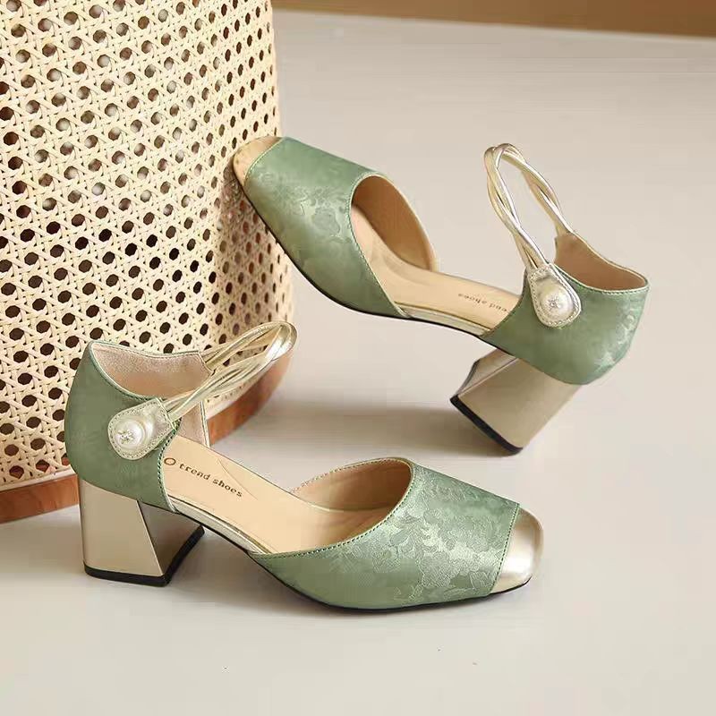 Nicho de moda casual temperamento simple estilo coreano verano 2026 nueva moda versátil tacones gruesos sandalias resistentes al desgaste