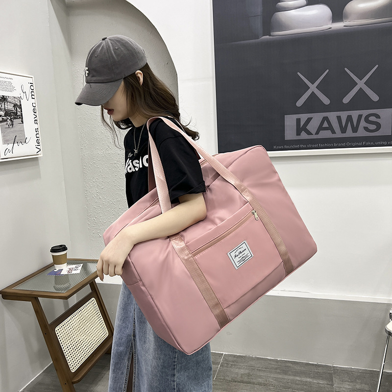 旅行鞄旅行寮の大容量ハンドバッグの荷物バッグを持っています。|undefined