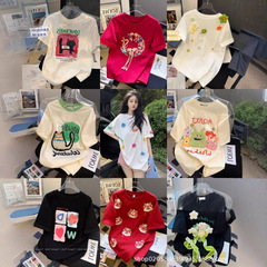2元の婦人服の露店の商品の供給源は夏の新型の半袖のtシャツの女性の底のシャツの安い服を卸売りします。