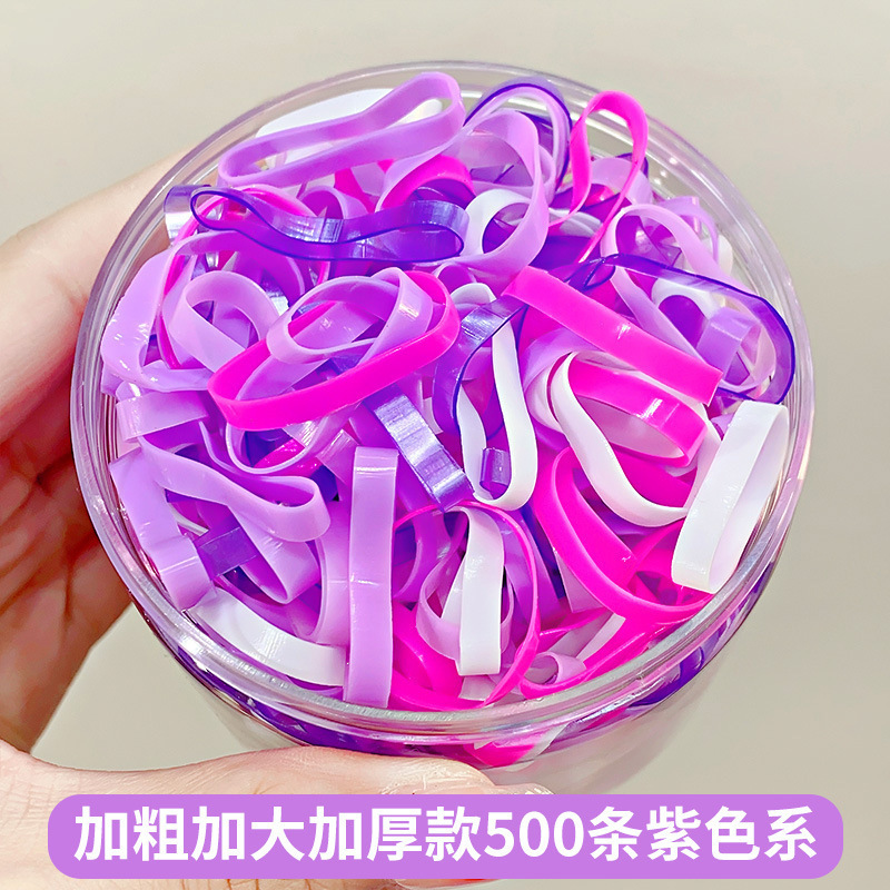 小さい皮の筋の女性は髪の毛を刺します。|undefined