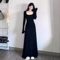赫本风黑色修身包臀长袖连衣裙女2025秋冬新款气质收腰显瘦长裙子