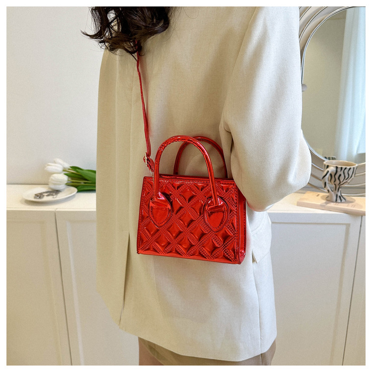 Piccola borsa a tracolla quadrata in vernice effetto goffrato_voghion.com