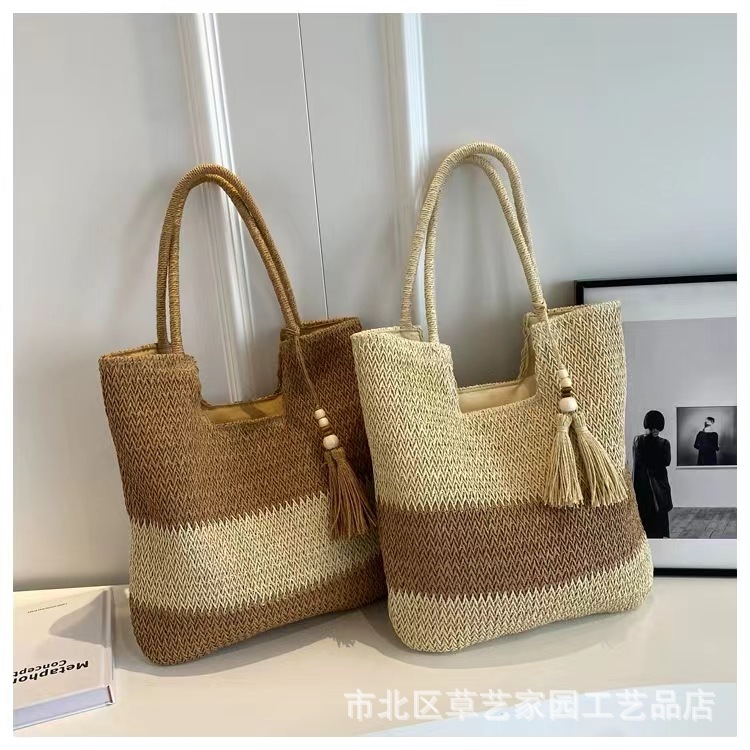 Capacious straw shoulder bag