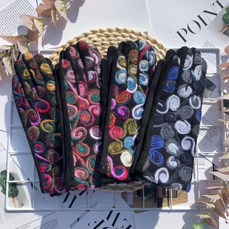 冬のスエードの手袋の女性の手の甲の刺繍の保温の手袋は手袋の屋外のタッチパネルに乗ることに乗ります。|undefined