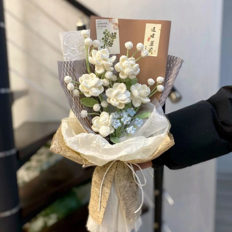 完成した誕生日の女の子の親友の手編みの花束、ニットウール、実用的な卒業ギフト、古いかぎ針編みの花束|undefined