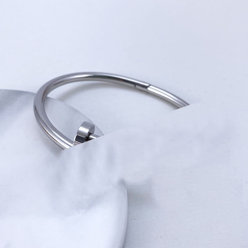 Estilo europeo y americano clásico transfronterizo acero de titanio oro rosa no se desvanece pulsera con forma de clavo celebridad de Internet pulsera de moda de lujo ligero mujer