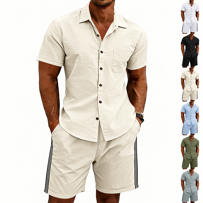 Completo estivo da uomo composto da camicia a maniche corte e pantaloncini a righe, semplice e casual, tinta unita, risvolto alla moda_voghion.com
