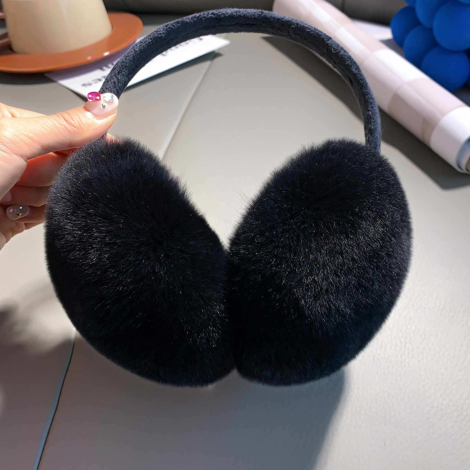 クリーム色のウサギの毛が可愛いです。耳当ては伸縮可能です。