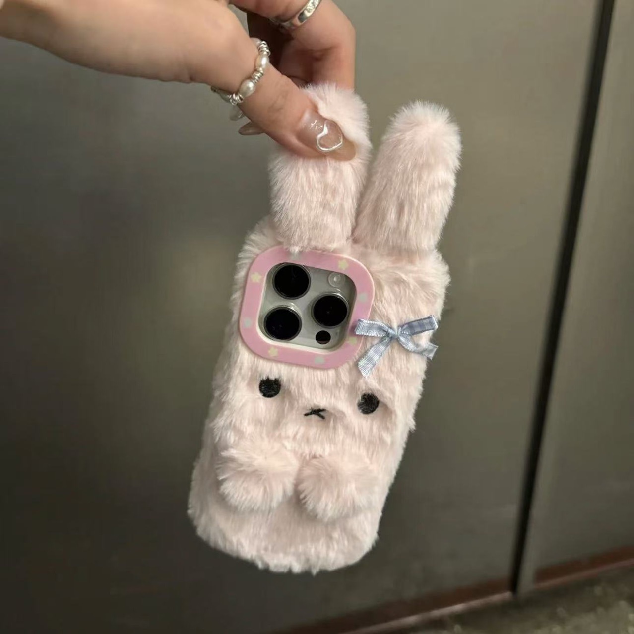 Miffy dovşanlı plüş telefon qabı — iPhone 13/14/15/16 Pro Max