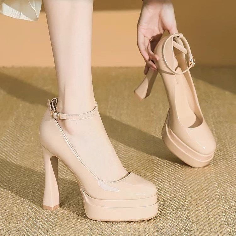 Shoes nude with a strap made of patent leather