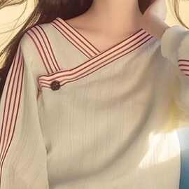 早秋新款韩系慵懒风超好看小个子宽松斜肩杏色条纹长袖卫衣女