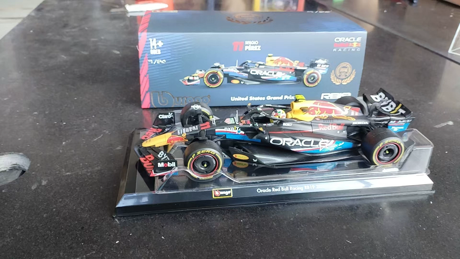 Литейная модель автомобиля (Bburago) Red Bull RB18 1:24, 2022, реалистичная выставка коллекционеров