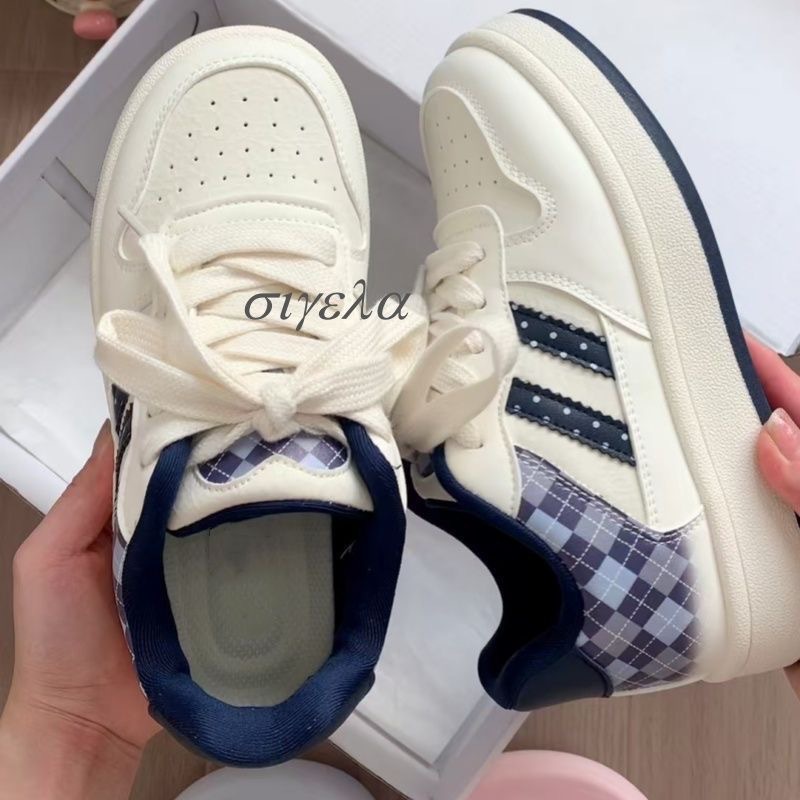 Zapatos blancos ligeros con suela suave para mujeres 2025 otoño nuevos zapatos de skate casuales universales para estudiantes coreanos zapatos de mujer con suela gruesa